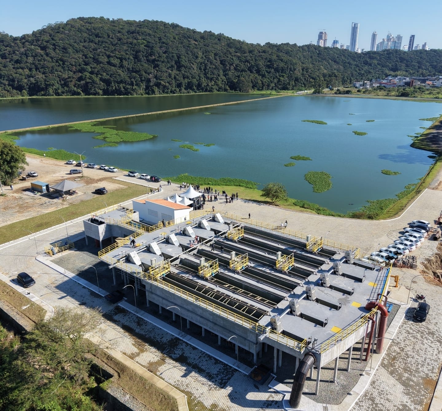 Estação de Tratamento de Esgoto Nova Esperança, em Balneário Camboriú, com a lagoa e os prédios da cidade ao fundo