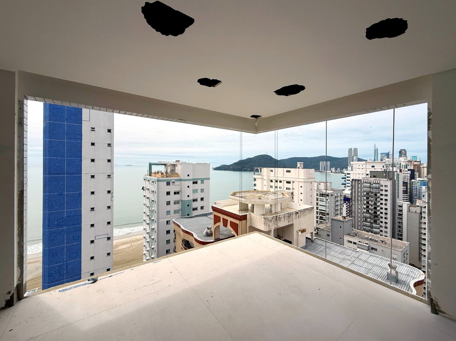 Apartamento em obra com vista para o mar e para a cidade