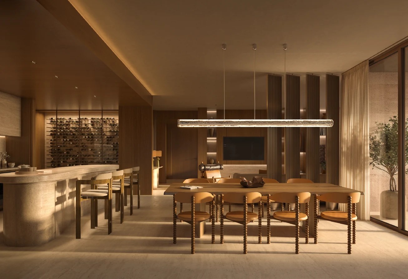 Cozinha gourmet integrada à sala de jantar em uma residência do Tempo, com bancada em pedra e mesa de madeira