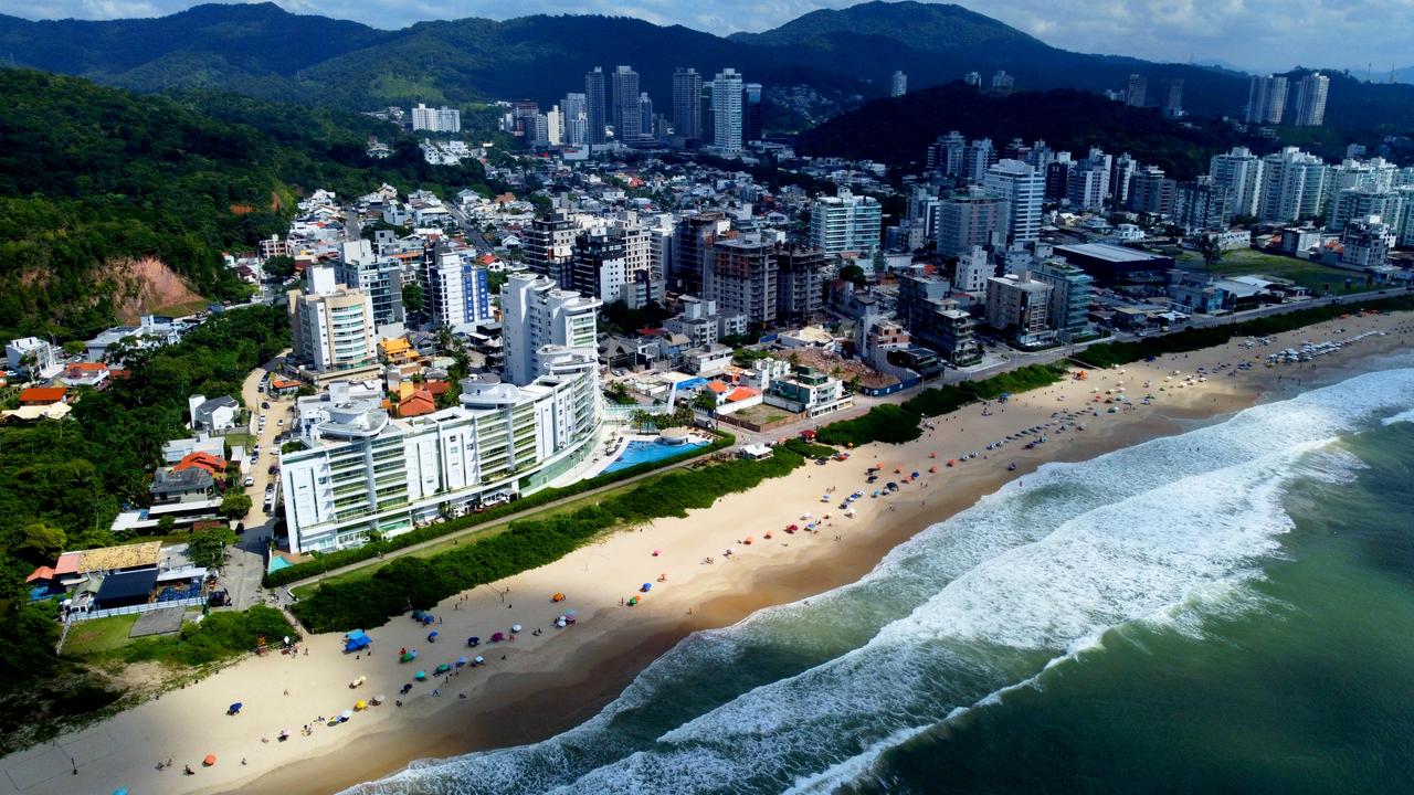 Vista aérea da Praia Brava, em Itajaí, com a faixa de areia, o mar e os edifícios da orla