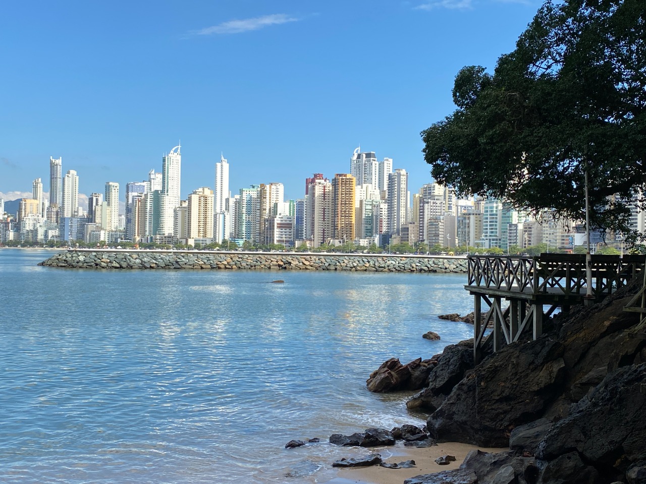 Balneário Camboriú é a única cidade catarinense próxima da universalização do saneamento