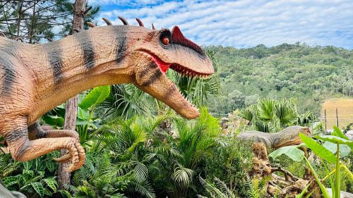 Aventura Jurássica: O Parque de Dinossauros que Eleva Balneário Camboriú a Novas Alturas